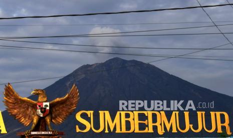 Patung Garuda Pancasila dengan latar Gunung Semeru di Desa Sumbermujur, Candipuro, Lumajang, Jawa Timur, Rabu (8/12/2021). Pusat Vulkanologi dan Mitigasi Bencana Geologi (PVMBG) menghimbau agar masyarakat tidak beraktivitas dalam radius 1 Km dari kawah Gunung Semeru dan jarak 5 kilometer arah bukaan kawah di sektor tenggara ? selatan, serta mewaspadai awan panas guguran, guguran lava, dan lahar di sepanjang aliran sungai yang berhulu di puncak Gunung Semeru.