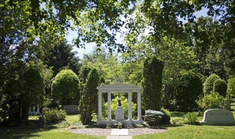 Patung granit Kolonel Harlan Sanders, pendiri Kentucky Fried Chicken, di Cave Hill Cemetery, Louisville, Selasa, 7 Juni 2016. Pemakaman tersebut juga akan menjadi tempat peristirahatan terakhir Muhammad Ali.