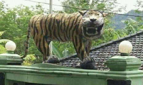 Patung harimau unik di markas Kodam 0611, Komando Rayon Militer 1123 Cisewu, Jawa Barat