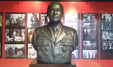 Patung Jenderal Soeharto di Museum Satria Mandala.