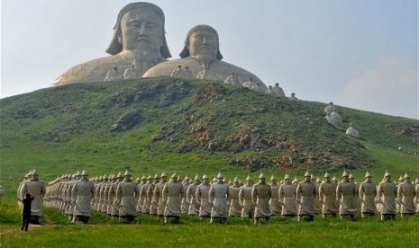 Patung ksatria Mongolia dan Genghis Khan di wilayah Inner Mongolia.