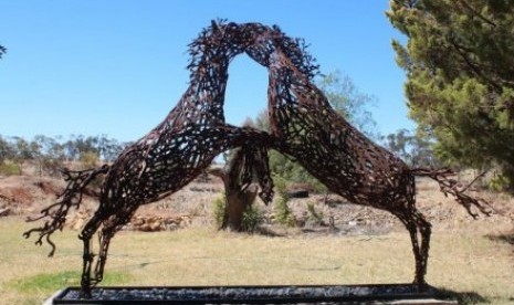 Patung kuda dan penunggang raksasa dari kunci pas karya John Piccoli di pajang di bengkelnya di Boort, Victoria. 