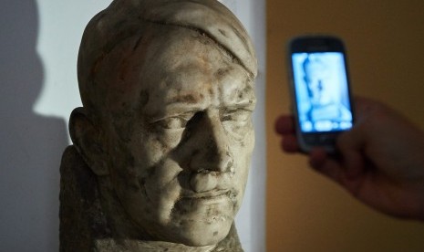 Patung marmer Hitler yang disimpan di sebuah museum di Polandia.