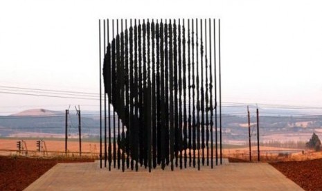 Patung monumen Nelson Mandela yang terbuat dari besi batangan