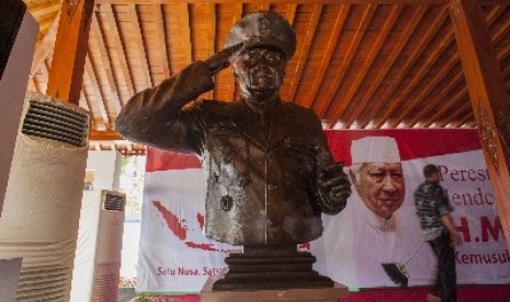 Patung Presiden RI ke-2 Soeharto di Joglo Kemusuk, Argomulyo, Bantul, Yogyakarta, Jumat (7/6).