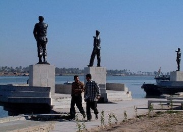  Patung serdadu Iraq di sepanjang garis pantai Syatt Al-Arab, Bashrah.