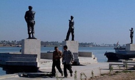  Patung serdadu Iraq di sepanjang garis pantai Syatt Al-Arab, Bashrah.