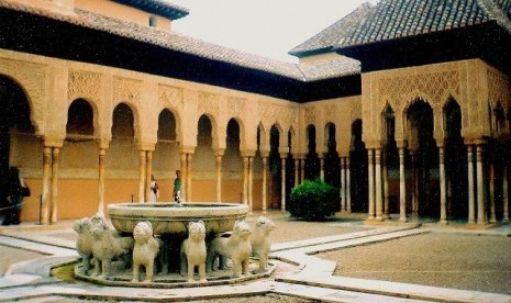 Istana Al-Hambra, Granada, Spanyol adalah salah satu peninggalan arsitektur Islam.