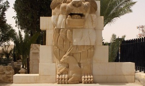 Patung singa penjaga museum di Palmyra.