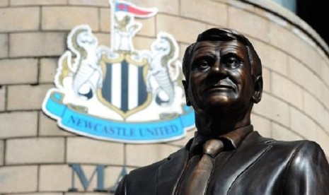 Patung Sir Bobby Robson diresmikan, Ahad (6/5) kemarin.