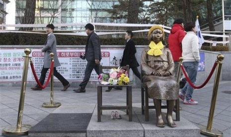 Patung tembaga simbol wanita penghibur militer Jepang di Seoul, Korea.