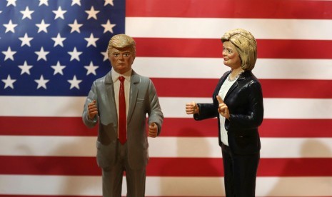 Patung yang menggambarkan calon presiden Donald Trump (kiri), dan Hillary Clinton akan ditampilkan di sebuah toko terkenal, di Naples, Italia.