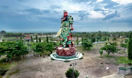 Patung Yang Mulia Kongco Kwan Sing Tee Koen di Tuban, Jawa Timur.