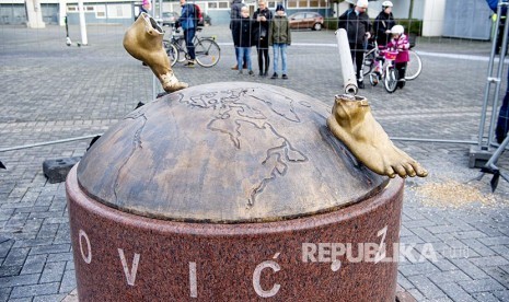 Aktivitas warga di dekat stadion di  Malmo, Swedia Ahad (5/1). Swedia hanya meminta tapi tidak melarang orang untuk melakukan perjalanan yang tidak perlu dan tetap berada di rumah jika berusia di atas 70 tahun atau merasa sakit. Swedia juga tidak menerapkan aturan ketat di panti wreda. 