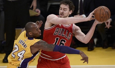 Pau Gasol (kanan) 