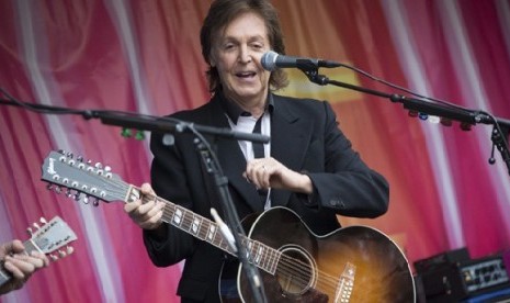 Paul McCartney saat menyapa warga London di Covent Garden