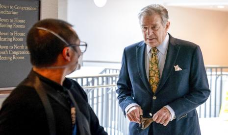 Paul Pelosi, kanan, suami Ketua DPR Nancy Pelosi, dari California, mengikuti istrinya saat dia tiba untuk konferensi pers mingguannya di Capitol Hill di Washington pada 17 Maret 2022. Suami Ketua DPR Nancy Pelosi, Paul, “diserang dengan kejam ” oleh seorang penyerang yang masuk ke rumah mereka di San Francisco pada Jumat pagi, 28 Oktober 2022, dan dia sekarang berada di rumah sakit dan diperkirakan akan pulih sepenuhnya, kata juru bicaranya, Drew Hammill.