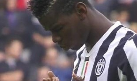 Paul Pogba berdoa sebelum pertandingan.