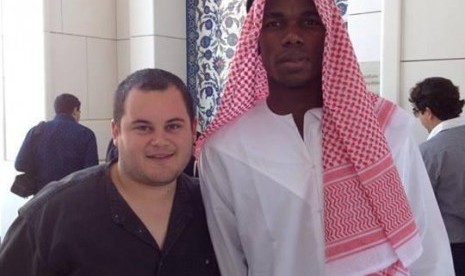 Paul Pogba berfoto di sebuah masjid di Abu Dhabi, Uni Emirat Arab.