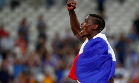 Paul Pogba bersama bendera Prancis.