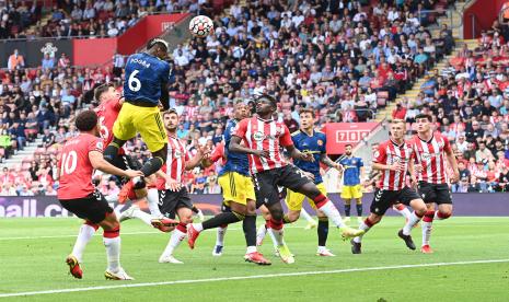 Paul Pogba dari Manchester United beraksi pada  pertandingan Liga Inggris antara Southampton dan Manchester United di Southampton, Inggris, 22 Agustus 2021. 