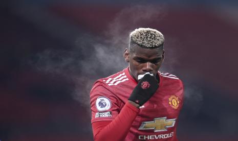 Paul Pogba dari Manchester United memegang perban kecil di mulutnya setelah cedera selama pertandingan sepak bola Liga Premier Inggris antara Manchester United dan Aston Villa di Old Trafford di Manchester, Inggris, Jumat, 1 Januari 2021. 