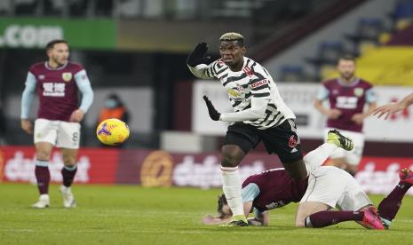  Paul Pogba mengontrol bola pada pertandingan sepak bola Liga Inggris antara Burnley melawan Manchester United di Burnley, Inggris, Selasa, 12 Januari 2021. Manchester memenangkan pertandingan 1-0.