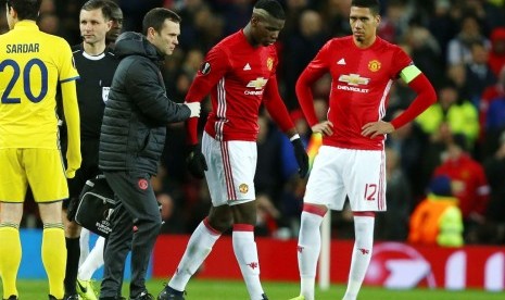 Paul Pogba (kedua kanan) harus meninggalkan lapangan setelah cedera hamstring saat menghadapi Rostov.