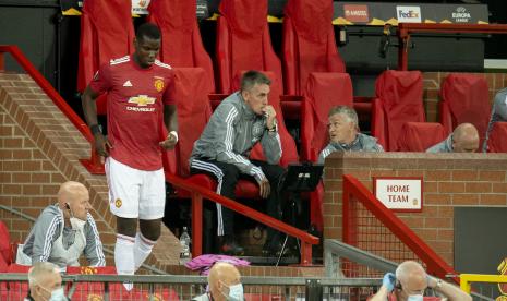  Paul Pogba (kiri) dari Manchester United berjalan melewati manajer Manchester United Ole Gunnar Solskjaer (kanan) ke lapangan selama pertandingan leg kedua babak 16 besar Liga Europa UEFA antara Manchester United dan Linz yang diadakan di Old Trafford di Manchester, Inggris, 05 Agustus 2020 .