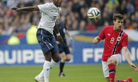 Paul Pogba (kiri) dihadang pemain Norwegia dalam laga persahabatan jelang piala dunia