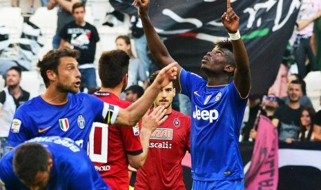 Paul Pogba melakukan selebrasi setelah mencetak gol yang membawa Juventus unggul 1-0 melawan Cagliari di Juventus Stadium, Ahad (10/5) dini hari WIB. 