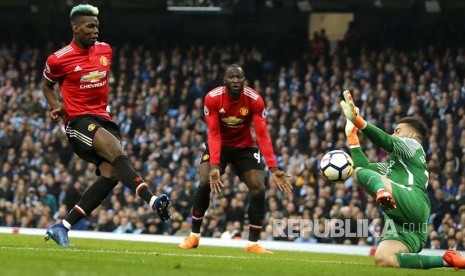 Paul Pogba mencetak gol pertama Manchester United ke gawang City pada laga derby Manchester di Etihad Stadium, Ahad (8/4) dini hari. 