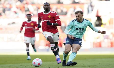 Paul Pogba mengejar bola saat laga Manchester United vs Leicester City, Sabtu (2/4/2022).