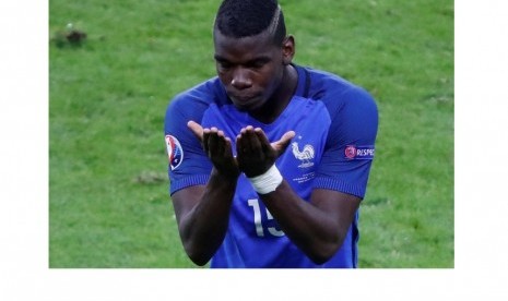 Paul Pogba mengucap syukur setelah mencetak gol kedua Prancis ke gawang Islandia.