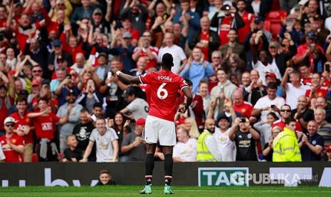 Paul Pogba merayakan gol-nya ke gawang Westham United di Stadion OId Trafford, Manchester, Ahad (13/8) malam.