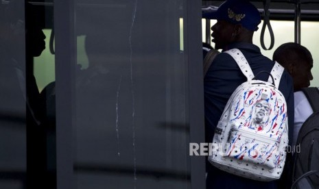 Paul Pogba naik bus saat tim nasional Prancis tiba di bandara internasional Sheremetyevo, di luar Moskow, Rusia, Ahad (10/6). untuk bertanding di Piala Dunia 2018 di Rusia.