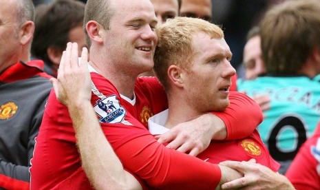 Paul Scholes (kanan) bersama Wayne Rooney pada 2011.