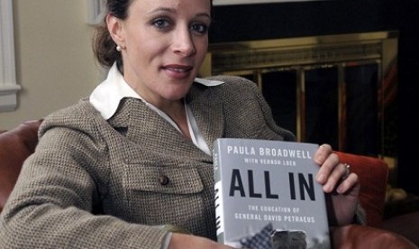 Paula Broadwell, pengarang biografi David Petraeus.