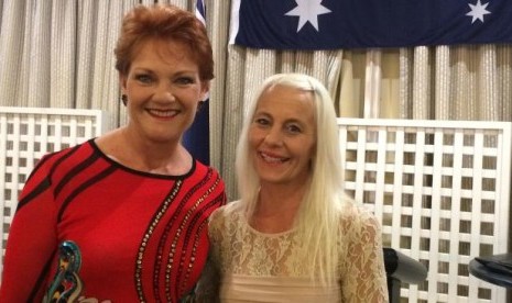 Pauline Hanson berfoto bersama dengan ativis anti-Islam lainnya, Kim Vuga.