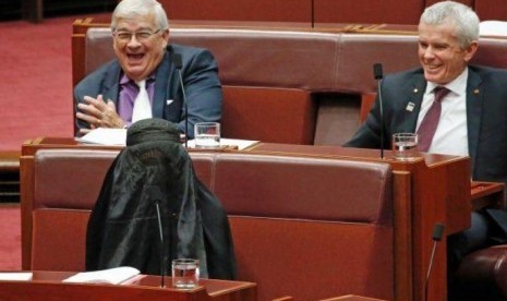 Pauline Hanson menggunakan burka di parlemen.