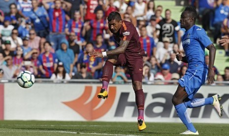 Paulinho (kanan) saat mencetak gol kemenangan Barcelona atas Getafe.