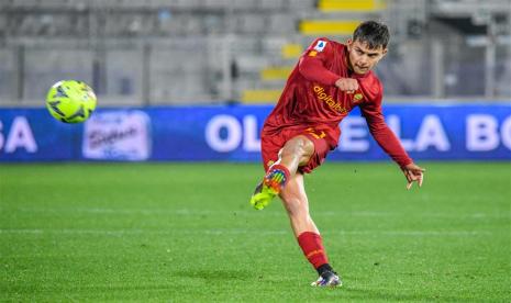 Paulo Dybala beraksi di lapangan saat AS Roma melawan Spezia di Stadion Alberto Picco, Senin (23/1/2023). Dybala mengantarkan Roma menang 2-0.