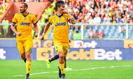 Paulo Dybala (kanan) mencetak hattrick saat Juventus mengalahkan Genoa 4-2, Sabtu (26/8).