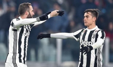 Paulo Dybala (kanan) merayakan gol Juventus ke gawang Genoa dalam laga Coppa Italia bersama Gonzalo Higuain, Kamis (21/12) dini hari WIB.