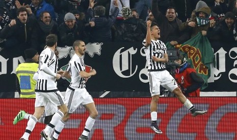 Paulo Dybala (kanan) merayakan gol yang dicetaknya ke gawang AS Roma. 