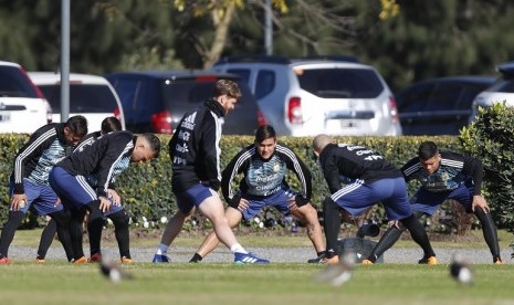 Paulo Dybala (ketiga kanan) saat menjalani latiihan bersama timnas Argentina.