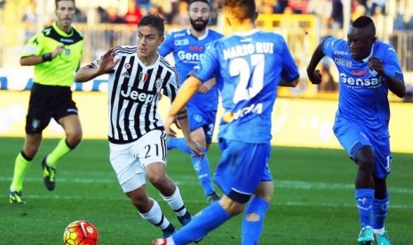 Paulo Dybala (kiri) berusaha melewati penjagan pemain Empoli.