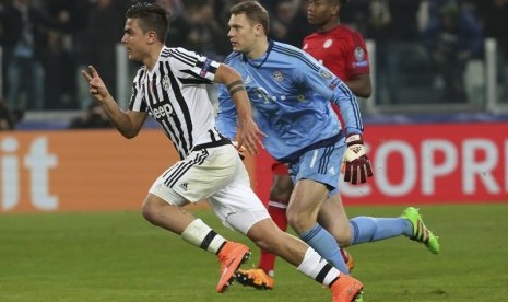 Paulo Dybala (kiri) saat mencetak gol ke gawang Bayern Muenchen.