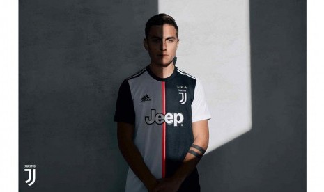 Paulo Dybala mengenakan jersey terbaru Juventus musim 2019/2020. 