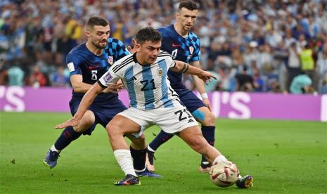 Paulo Dybala (Tengah) dari Argentina